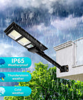 Ultra Bright 200W Solar Street Light Outdoor With 568 LED Beads 6500K Daylight, 6000 Lumens IP65 Waterproof mounted during rain