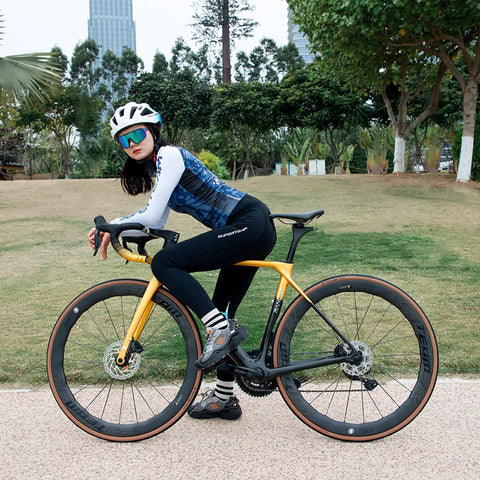 Cyclist on a yellow bike with Carbon Disc Brake Wheelset 50mm Deep Tubeless Rim, in a park setting