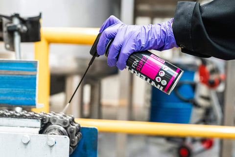 Hand spraying Fin Super Industrial Oil Lubricant Spray With Penetrating Dry Film Action, Teflon Free And PFAS Free, 300ml Aerosol on machinery chain.