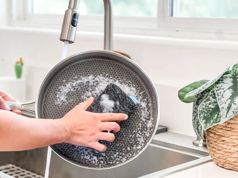 Washing pan with Infinity Sponge Odor Resistant And Heat Resistant Silver Fiber Kitchen Cleaning Tool and soapy water