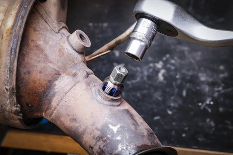 Heavy Duty Tap And Die Set With Guide Bolt Short Profile Rig for Exhaust Nox and Dpf Sensor Threads in use on engine.