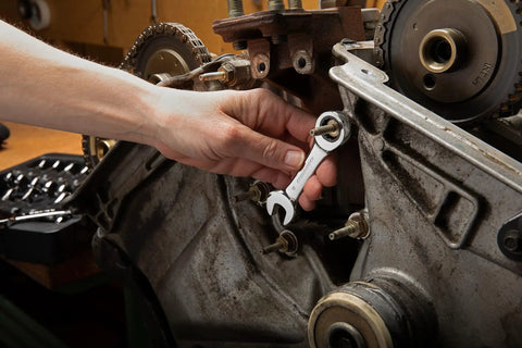 Mechanic using 14 Piece 12 Point Stubby Ratcheting Wrench Set With SAE And Metric Sizes Narrow Head For Tight Spaces on machinery