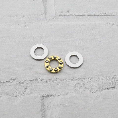 Three-piece thrust ball bearing set: brass inner ring with steel balls between two silver washers, 8x16x5 mm