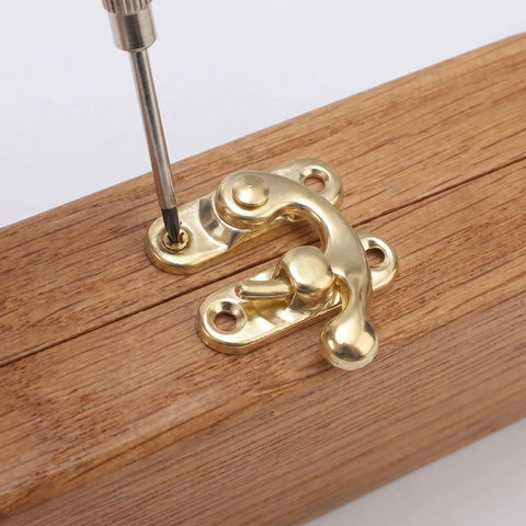 Vintage Swing Bag Clasp Closure Lock Retro Latch For Jewelry Boxes And Wooden Chests Golden Metal Buckle being installed
