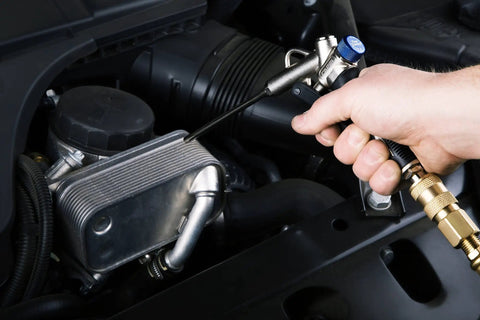 Two-Way Air Blow Gun With Adjustable Air Flow And Extended 4.5 Inch Nozzle used on car engine for dust removal, 150 PSI control