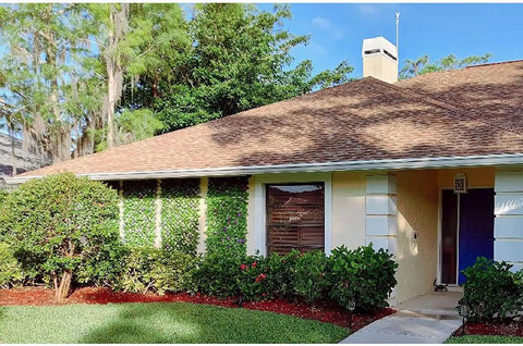 Expandable Fence Privacy Screen For Balcony And Patio No Fuss Installation Faux Ivy Fencing Panel 16x45 To 92 Inches Willow Frame With Decor Ivy Leaves Low Maintenance Backyard Decor installed on a house exterior wall.