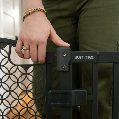 Hand operating Walk Through Baby And Pet Gate Easy To Use For Doorways And Stairways No Drill Pressure Mount Adjustable with auto close