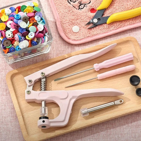 Snap Pliers Set For T3 T5 T8 KAM Snaps Handheld Button Fastener Press Attacher For Crafts Garments And DIY Clothing Projects Easy To Use Includes Sockets Rod And Tool Kit, pink with tools on tray.