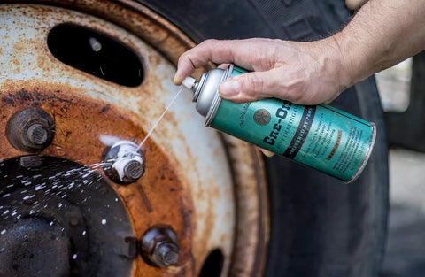 Applying Low Viscosity Penetrating Oil For Rusted Bolts And Fittings With Fast Wicking Action And Residual Lubrication Bolt Loosener