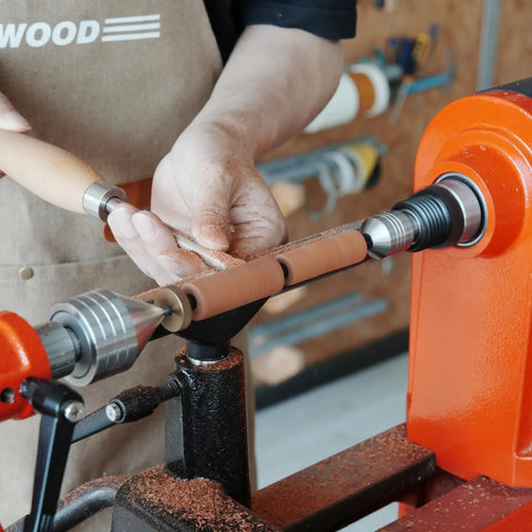 Using Pen Mandrel Kit For MT1 Morse Taper Woodturning Lathe Simple MT1 Spindle Setup For MT1 Lathes on a wood piece