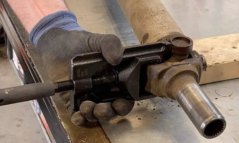 Small U Joint Puller Set For Cars Trucks And Agricultural Equipment With Two Size Design, quickly removes sealed U joint caps