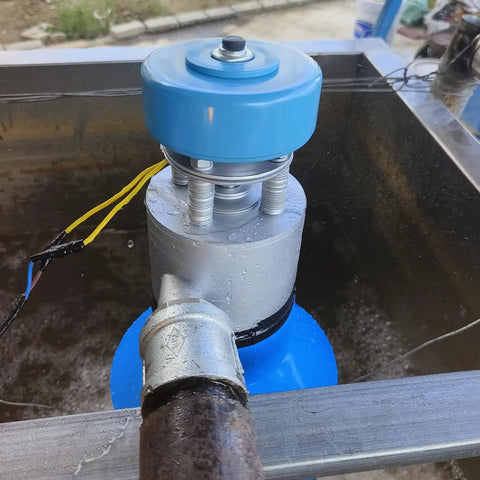 Portable 1KW Micro Hydroelectric Generator 220V For Home Use And Off Grid Power, blue connector, installed in a water basin