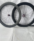 700C Deep Section Carbon Road Bike Wheelset with 60mm Rim Depth and 28mm Width Tubeless Clincher Purple Hubs Disc Brake Compatible