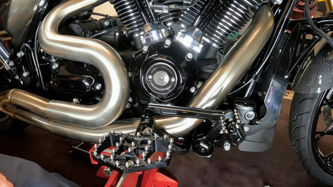Mid Control Footpeg Kit For Harley Touring 2009-2025 Upgrade Ergonomic Forward Controls With Optimized Angles And Extended Lengths To Cut Riding Fatigue Fits Road King Street Glide Road Glide Ultra Limited Touring Models, black footpeg bracket installed on Harley engine