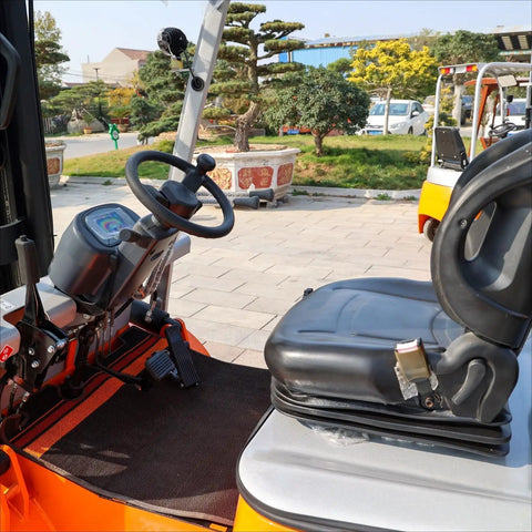 Electric Pallet Stacker Heavy Duty Forklift 1 To 3 Ton Capacity Compact design cockpit with steering and control panel.