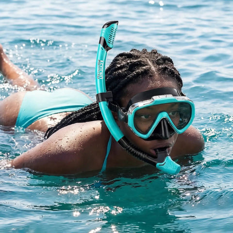 Person using Dry-Top Snorkeling Gear Set With 180 Degree Panoramic HD Vision Mask and Dry Snorkel for snorkeling in ocean