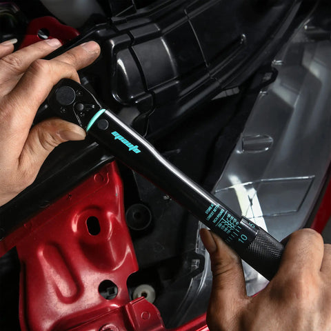 Hand using Click Torque Wrench With One Quarter Inch Drive, 20 To 200 Inch Pounds, Durable Chrome Vanadium, Knurled Grip
