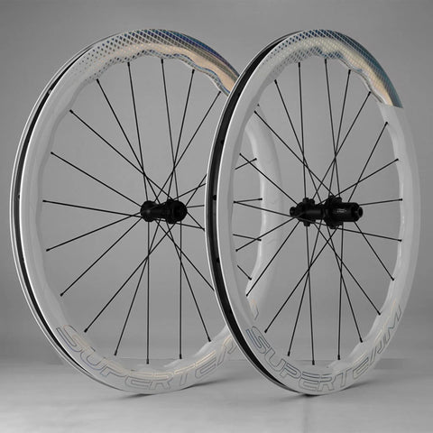 Carbon Disc Brake Wheelset For Road Bikes 700c Tubeless Ready White Finish Lightweight Build Compatible With Shimano 8-12 Speed