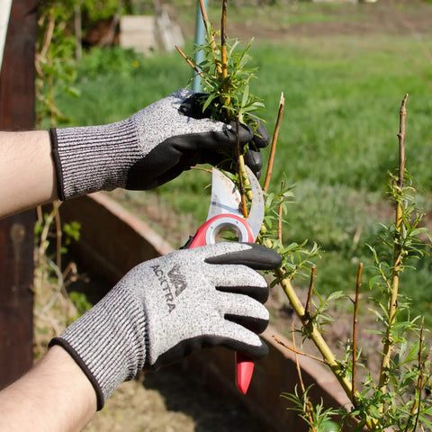 Level 5 Cut Resistant Warehouse Work Gloves Crinkle Latex Coated Palm And Fingers With Superior Power Grip pruning plants.