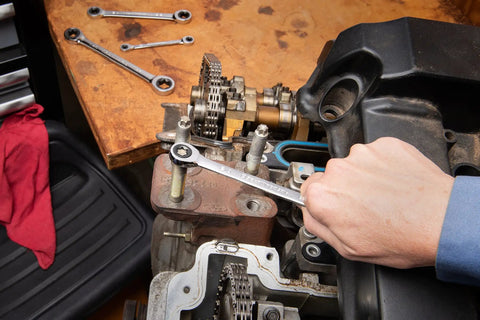 Using the 4 Piece Double Box Ratcheting E-Torx Wrench Set for Gearheads on an engine, showcasing 72-Tooth Ratchet and 5 Degree Swing.