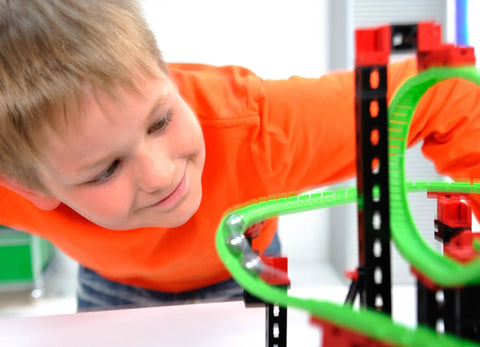 Hands On Physics Kit With 690 Pieces For Seven Action Packed Models, STEM Education Toy Made In Germany, 9V Battery Not Included, Perfect For Totally Hands On Learning, Engineering Fundamentals And Creative Experimentation. Child building plastic physics model