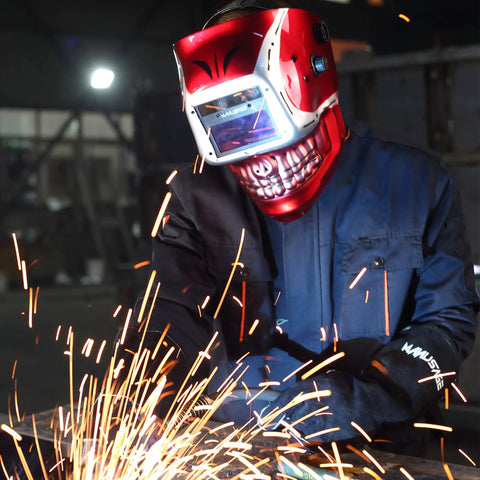 Welder using Solar Powered Auto Darkening Welding Helmet With Wide Shade 9 To 13 For TIG MIG ARC Welds Dope Graphic Hood