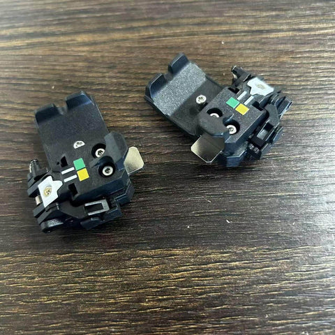 SP03 Sheath Clamp Fiber Holder Chuck Fixture For Fusion Splicers FSM 90R FSM 88R FSM 90S FSM 90S Plus FSM 88S FSM 88S Plus on table
