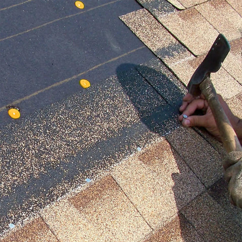 Hand hammering Quick Install 3 Inch Plastic Cap Ring Shank Nails For Roofing And House Wrap Sheathing Vapor Barriers Underlayment Soundproof Materials.