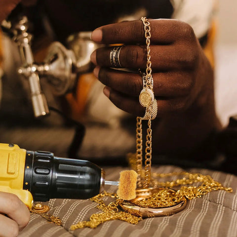 Using a 40 Piece Abrasive Buffing Wheel Set For Drill With Fiber And Alloy High Efficiency Polishing Wheels For Metal And Plastic on jewelry.