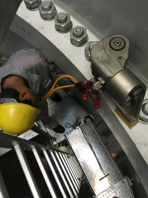 Built Tough Hydraulic Torque Wrench With Square Drive And Swivel Hose Connector For Heavy Duty Bolting Up To 72000 Nm Anti Corrosion Alloy Design For Pro Trades in use on large bolts.