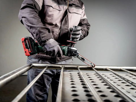 Killer 18V Cordless Belt File With Brushless Motor And Variable Speed Control For Precision Metalworking And Deburring in action.