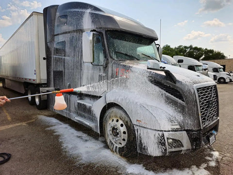 Touchless One Step Car Wash Detergent Soap Concentrate With Degreasing Power applied on truck, foaming rinse in action