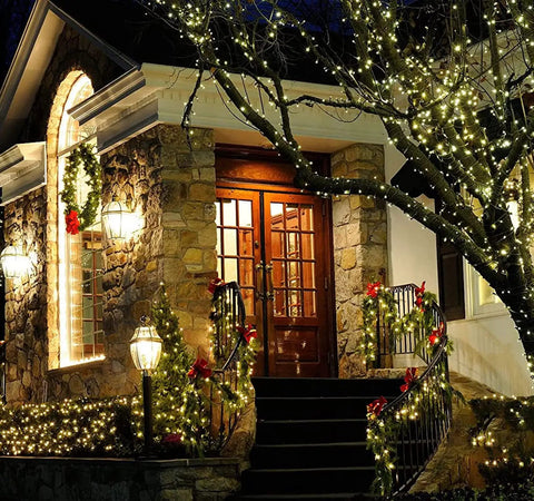 House adorned with 42.6 Foot Battery Powered Fairy Lights With 120 LEDs IP65 Waterproof Twinkle String With Timer And Eight Modes.