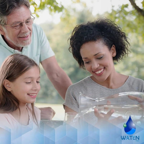 Smiling family pouring clean water using Everydrop Style Replacement Water Filter For EDR2RXD1 And W10413645A