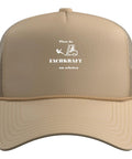Khaki mesh forklift driver trucker hat with "Platz da Fachkraft am arbeiten" text, adjustable for warehouse logistics crew.