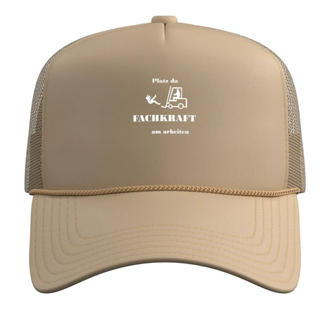 Khaki mesh forklift driver trucker hat with "Platz da Fachkraft am arbeiten" text, adjustable for warehouse logistics crew.