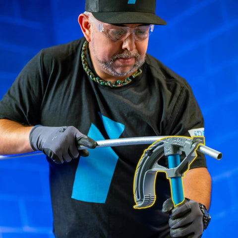 Heavy Duty 3/4 Inch Emt Guardian Bender With Handle adjustable angle stopper in use for bending electrical conduit pipe.