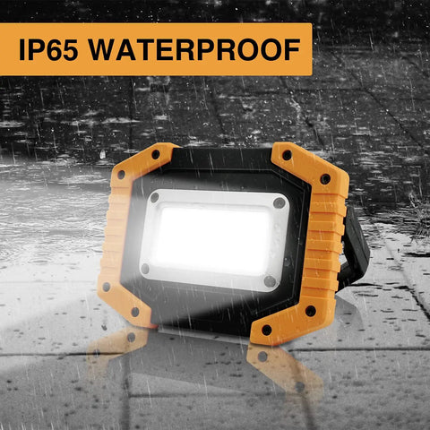 IP65 waterproof Beast Mode Brightness Rechargeable LED Work Light 1000 Lumens with Magnetic Base in rain