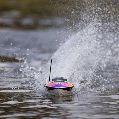 Front view of Recoil 2 18 Inch Brushless Heatwave RC Boat Ready To Roll With Spektrum Smart LiPo Battery racing through water