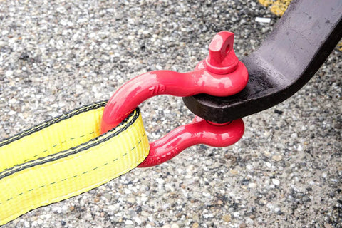 Half Inch Anchor Shackle Forged Carbon Steel With Alloy Screw Pin Load Limit 2.0 Tons used in towing setup on hitch