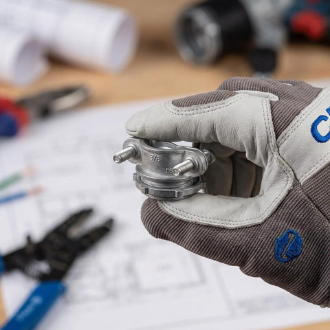 Heavy Duty 4 Set 3/4 Inch Cable Connectors For Electrical Conduit Fittings held in a gloved hand, featuring a zinc alloy design.