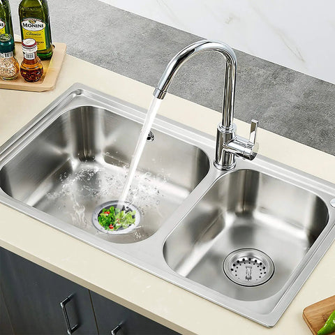 Kitchen sink with No Fuss 2 In 1 Kitchen Sink Strainer Stopper, chrome plated stainless steel, water flowing, vegetables captured