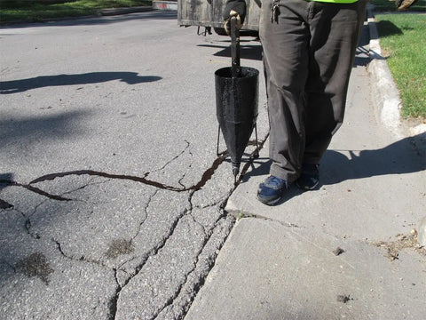 2.6 Gallon Pour Pot With Wheels For Asphalt Crack Sealant 14 Gauge Welded Steel Construction Cold Crack Sealant Applicator in use