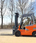 Heavy Duty Electric Forklift With Hydraulic Lifting Mast And Bulletproof Tires, side view showing operational features for warehouses.