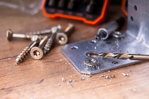 Hardworking Stubby Left Hand Reverse Drill Bit and Screw Extractor Set used on metal plate with screws