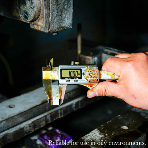 Person using IP67 Waterproof Electronic Vernier Digital Caliper Measuring Tool Stainless Steel 0 To 6 Inch 150mm With Large LCD Screen Absolute Origin