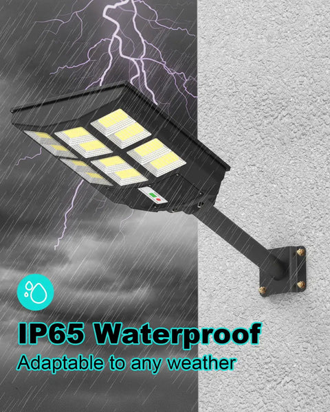 600W Solar Street Light Outdoor Waterproof Dusk To Dawn 60000 Lumens 6500K High Brightness LED Street Lamp in rain