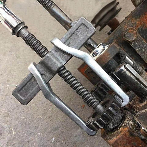 Heavy Duty 4 Inch CR V Gear Puller With Two Jaw Adjustable Bearing Puller For Internal Or External Bearing Removal, in use
