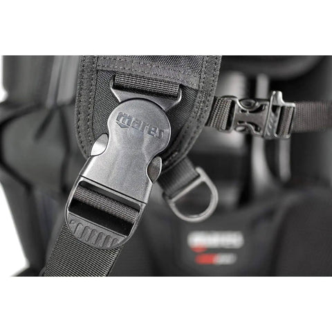 Close-up of buckle on Bolt SLS BCD Scuba Buoyancy Compensator Device for Unisex Divers Medium Size with 18.5 Kg Lift.