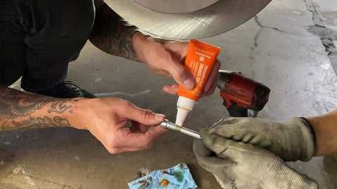Using High Strength Removable Orange Thread Locker Gel For Bolts And Threads 5 G No Heat Release Drip Free on bolt